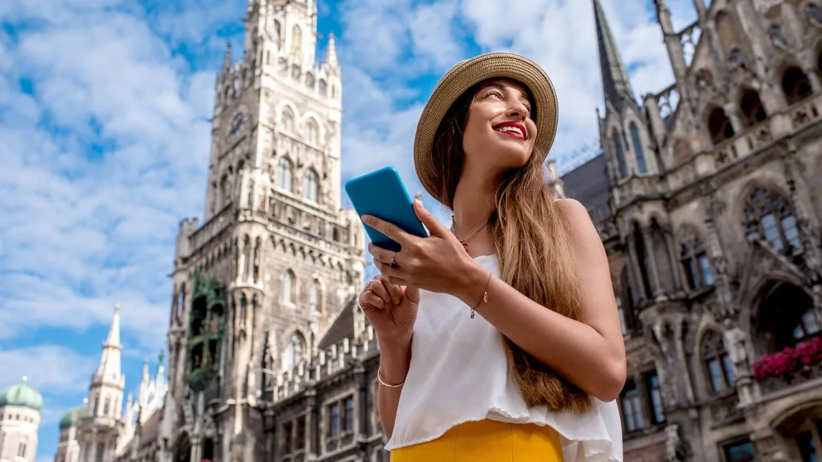f87a1610ceaf-Urlauberin-Touristin-Muenchen-Foto-iStock-RossHelen Urlauberin Touristin München Foto iStock RossHelen