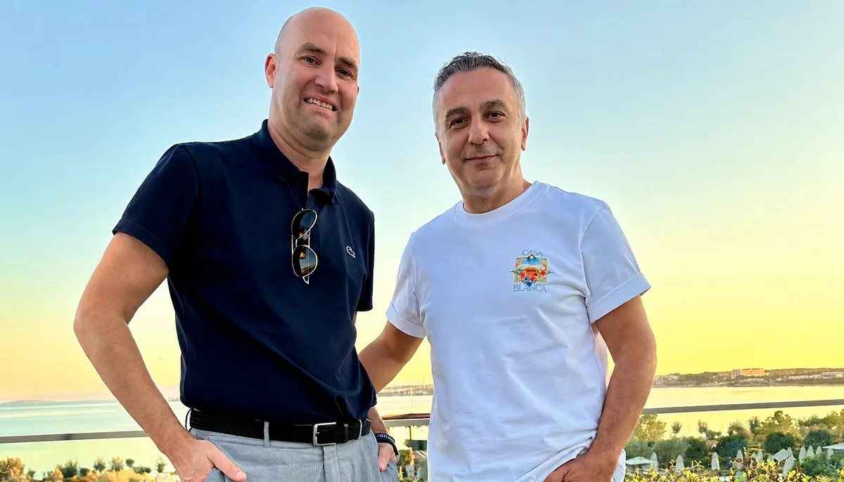 Yasir Karaçor, Geschäftsführer der Anex Tour mit Pascal Brückmann Yasir Karaçor, Geschäftsführer Anex Tour (rechts) im Gespräch mit Reise-vor9-Chefredakteur Pascal Brückmann (links) im türkischen Didim.