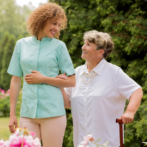 ceebe2f94f62-Pflegerin-alte-Frau-Spaziergang-Garten-Park-iStock-Katarzyna-Bialasiewicz Pflegerin alte Frau Spaziergang Garten Park iStock Katarzyna Bialasiewicz.jpg