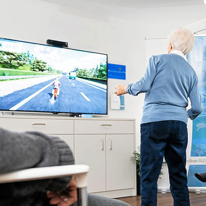 Spielerische und interaktive Übungen fördert die memore Box sowohl kognitive als auch motorische Fähigkeiten
