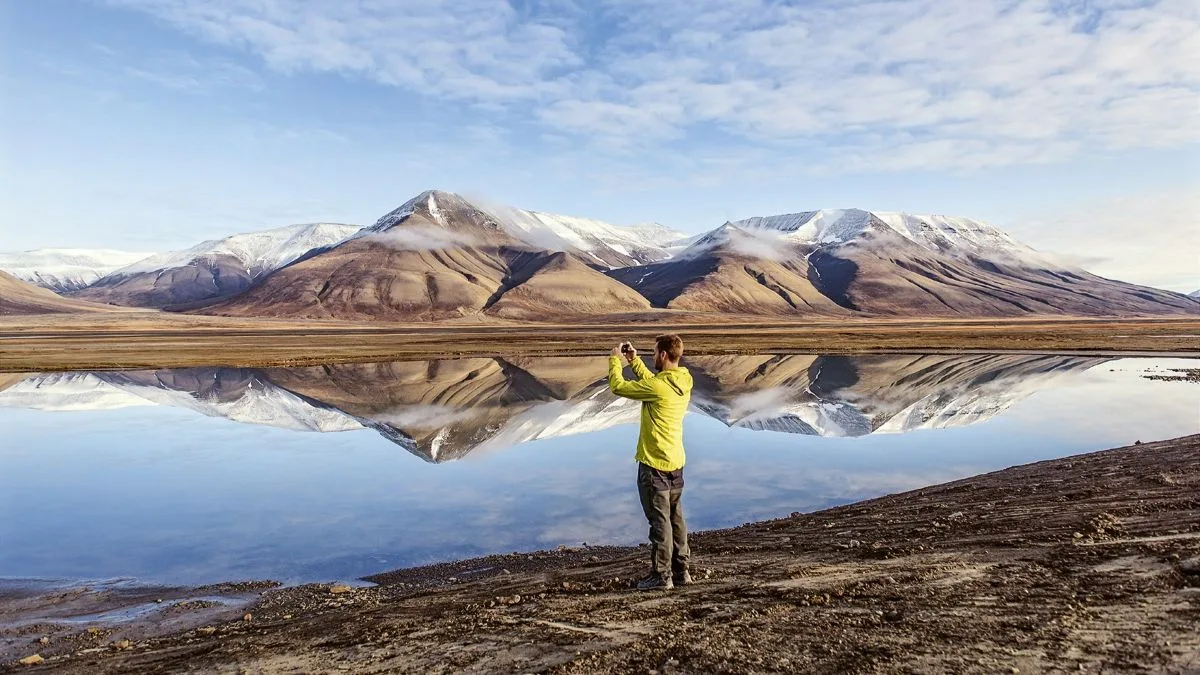 11cbe2b9599c-Agurtxane_Concellon_Longye_uc_RGB_72dpi HX Expeditions Spitzbergen Longyearbyen Fernglas