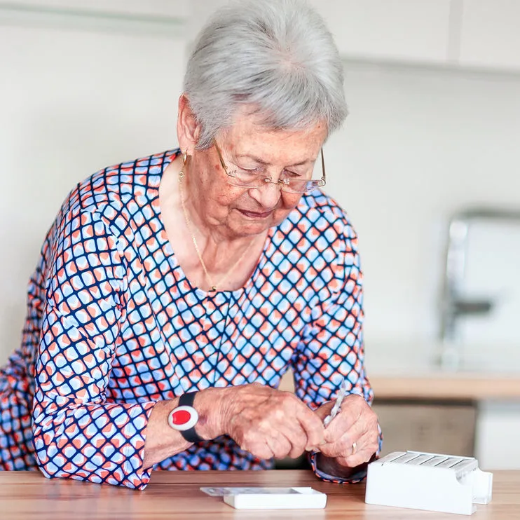 Hausnotruf Pflegegrad ältere Frau selbstständig Tabletten