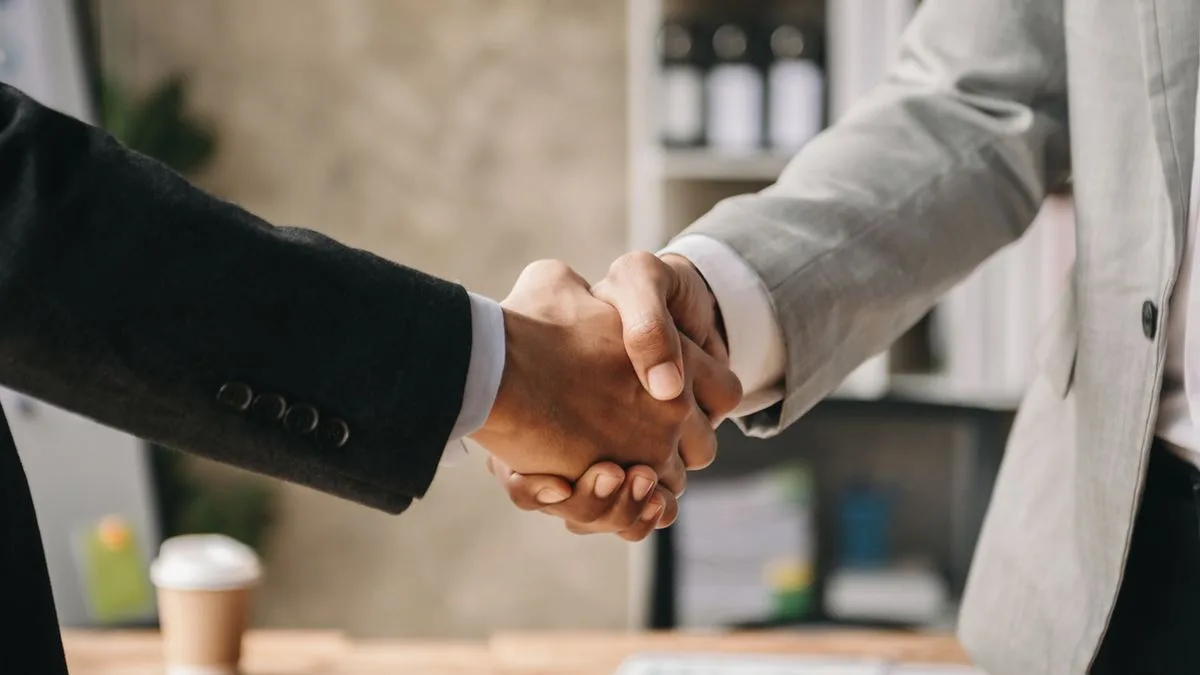 9084b0619303-Kooperation-Zusammenarbeit-Handschlag-Foto-iStock-Nuttapong-Punna Kooperation Zusammenarbeit Handschlag Foto iStock Nuttapong Punna