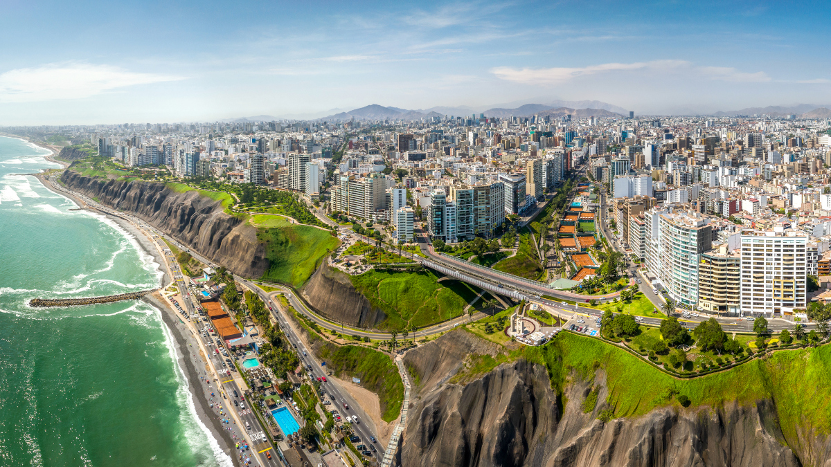 Peru Lima Luftaufnahme mit Meer iStock Christian Vinces.jpg