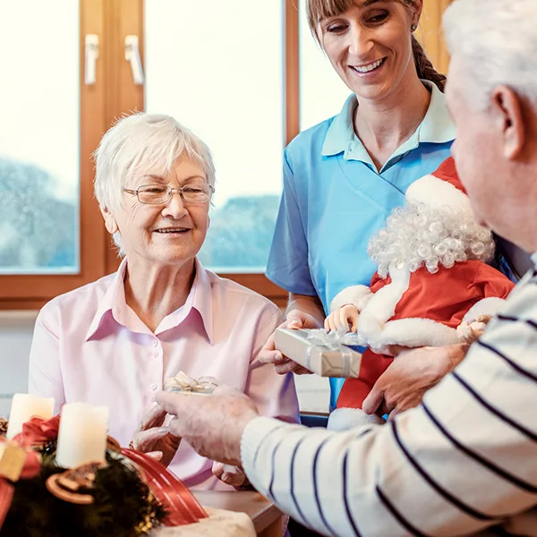 Pflegeheim Weinachten Geschenke iStock kzenon.jpg