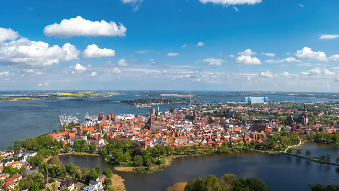 b6d3e7e4ceeb-Deutschland-Stralsund-iStock-taranchic-1420235009 Stralsund
