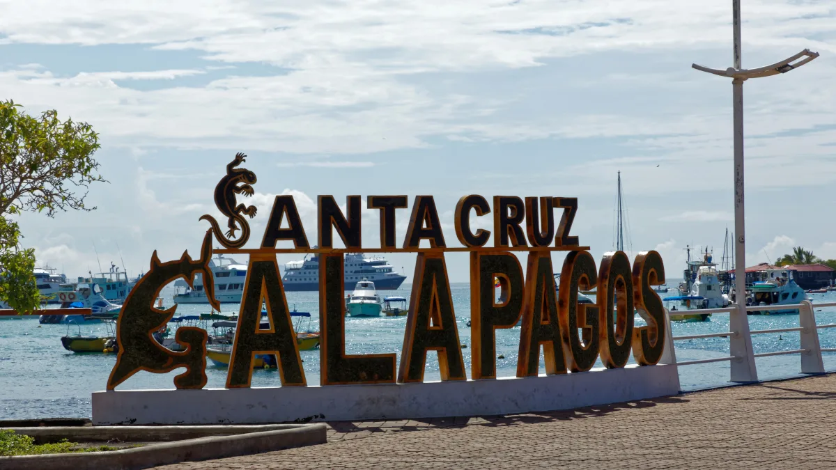 5b51b76f8587-Ecuador-Galapagos-Hafen-von-Puerto-Ayora-auf-Santa-Cruz-jpg Ecuador Galapagos Hafen von Puerto Ayora auf Santa Cruz