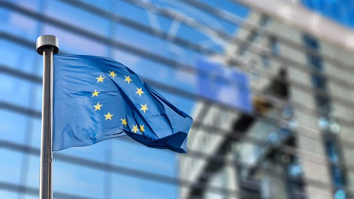 9d91c05741a0-Europa-Flagge-iStock-artJazz-506815322-1- Europa Flagge