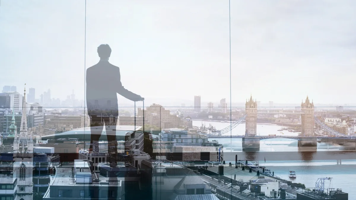 cbdbab153fe0-Geschaaeftsreisender-London-iStock-anyaberkut-494855642 Geschäftsreisender London