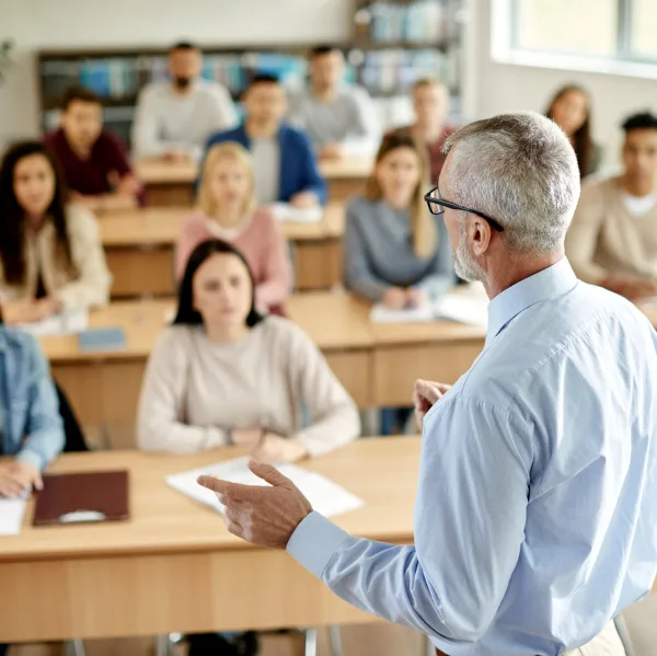 ce38df47c281-Pflegeausbildung-Klasse-Lehrer-Schule-iStock-Drazen-Zigic Pflegeausbildung Klasse Lehrer Schule iStock Drazen Zigic.jpg