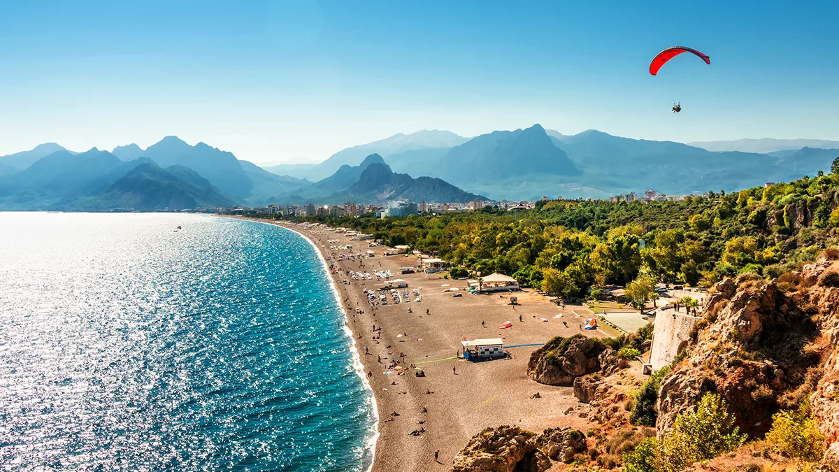 Türkei Antalya Panorama Strand mit Bergen Foto iStock Neurobite Türkei Antalya Panorama Strand mit Bergen Foto iStock Neurobite.jpg
