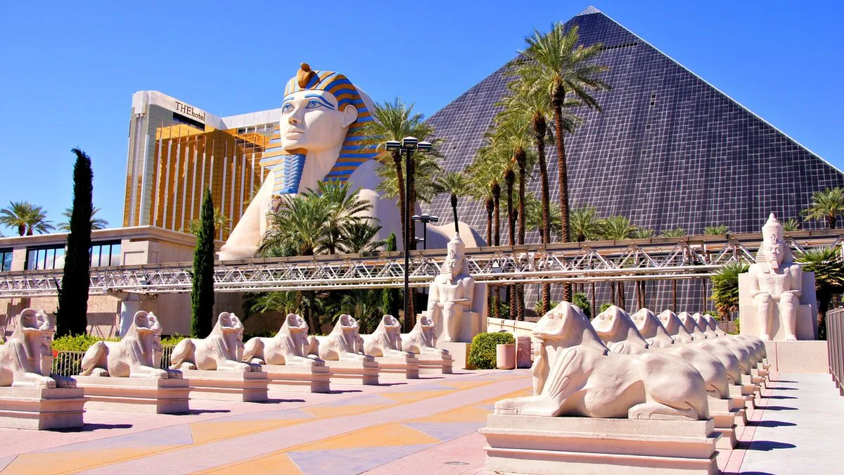 b2216546bdd8-USA-Las-Vegas-Luxor-Hotel-Foto-iStock-jenifoto USA Las Vegas Luxor Hotel Foto iStock jenifoto