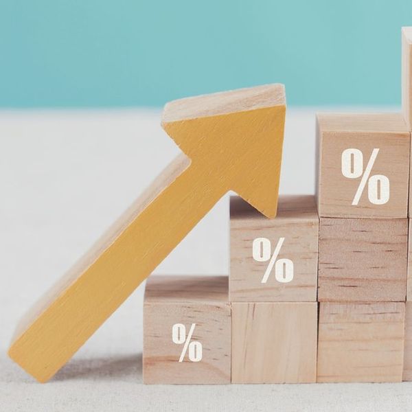 Steigerung Aufschwung Inflation Quadrat Foto iStock ThitareeSarmkasat