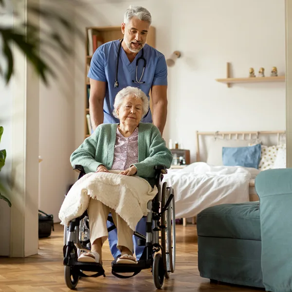 2017cd8bcfe5-Pflegeheim-Zimmer-Pfleger-Frau-im-Rollstuhl-iStock-Halfpoint Pflegeheim Zimmer Pfleger Frau im Rollstuhl iStock Halfpoint.jpg