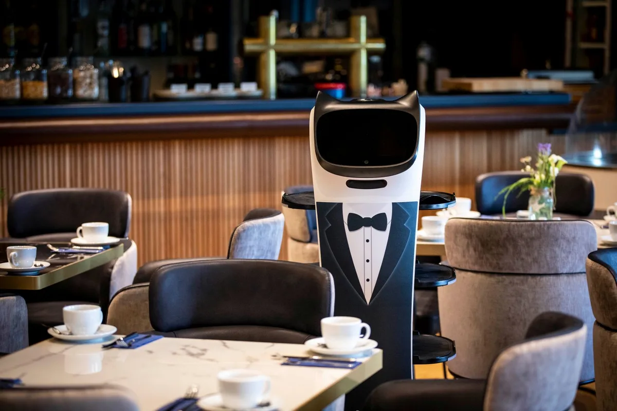 dd419f1afd3c-Gioboics_Bella_Serviert_2-highres Gioboics_Bella_Serviert Roboter Hotel Service