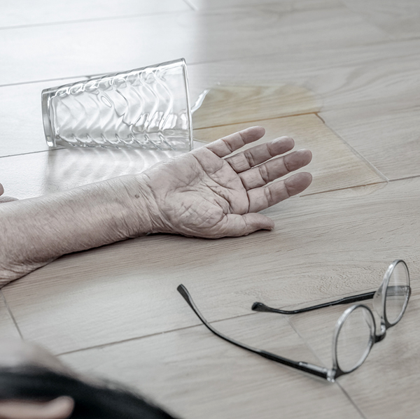 Sturz Alte Frau am Boden iStock Toa55.jpg