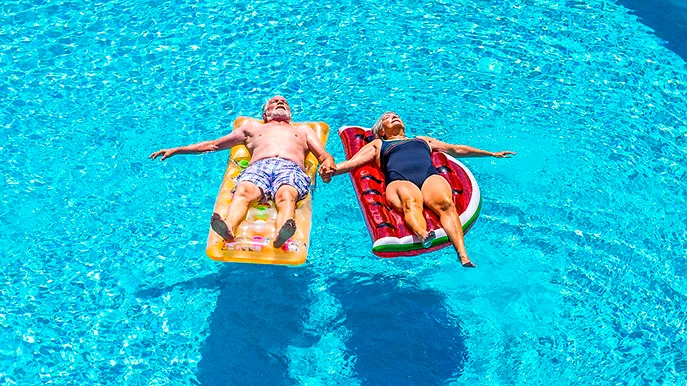 pauschalreise symbol pool rentner iStock-simonapilolla pauschalreise symbol pool rentner iStock-simonapilolla