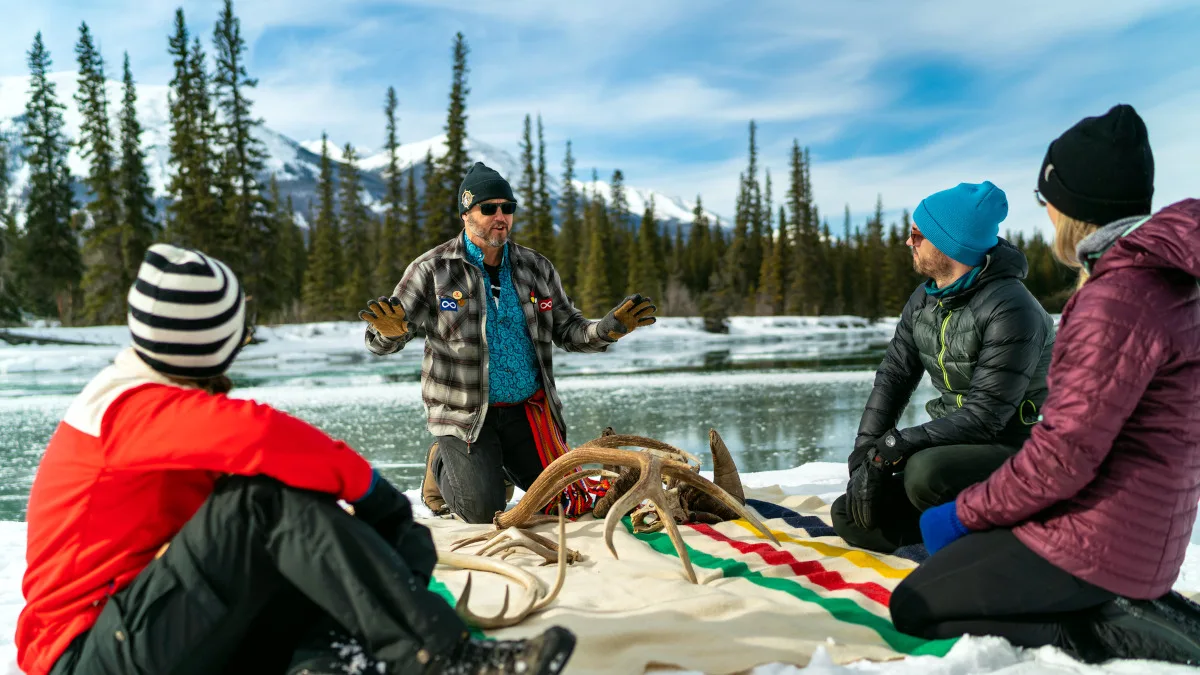 345f31a1ba7f-Kanada-Alberta-Inigenous-Winter-Gruppe-im-Schnee-Foto-Indigenous-Tourism-Alberta Kanada Alberta Indigenous Winter Gruppe im Schnee Foto Indigenous Tourism Alberta.jpg