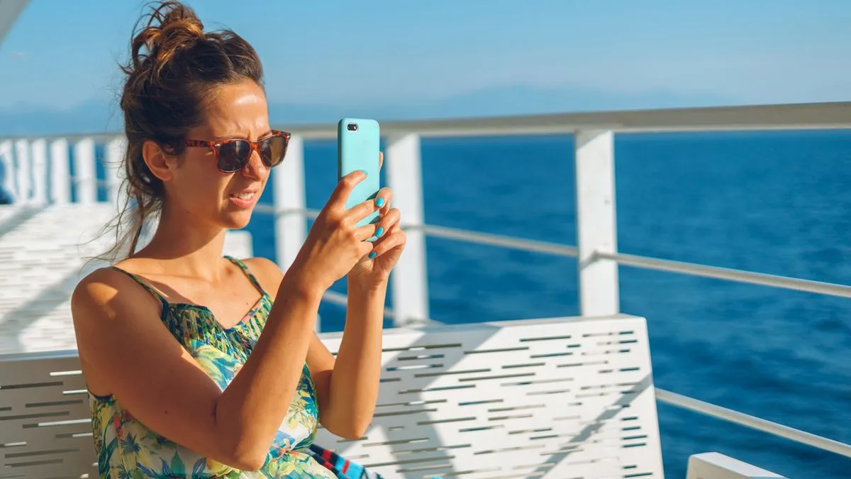 a9063b1472f6-Kreuzfahrt-Handy-Internet-Foto-iStock-Miljan-Zivkovic Kreuzfahrt Handy Internet Foto iStock Miljan Zivkovic