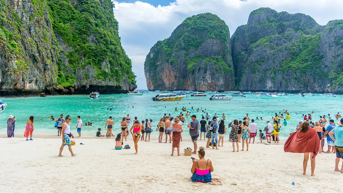 Thailand Maya Bay mit Touristen Foto iStock Dietrich Herlan Thailand Maya Bay mit Touristen Foto iStock Dietrich Herlan.jpg