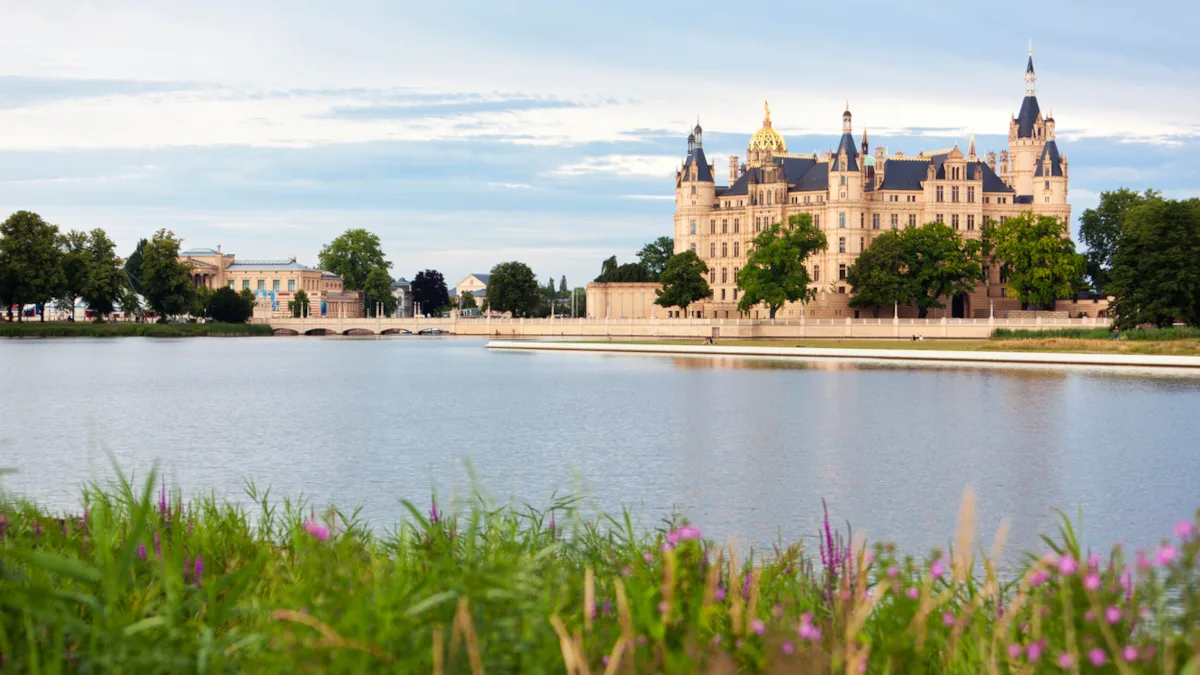 b1eb742fdf3a-Deutschland-Mecklenburg-Vorpommern-Schwein-Schloss-iStock-eyewave-148778961 Schwerin Schloss