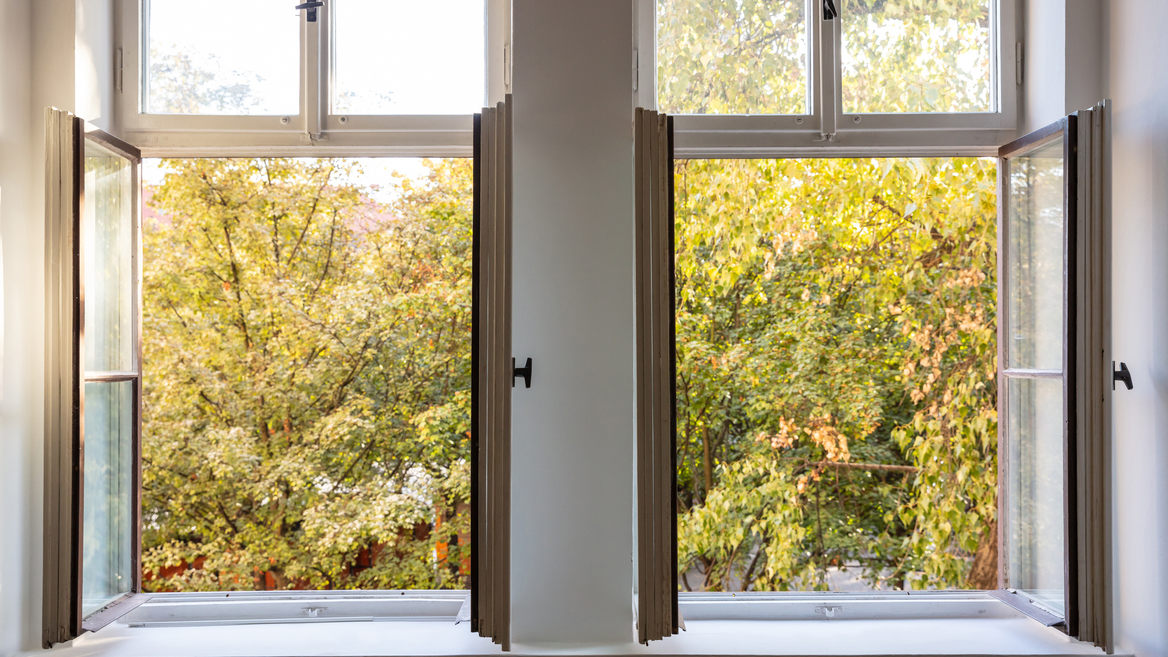 Fenster zum Lüften kurz vollständig zu öffnen, ist besser, als dauerhaft zu kippen – das ist nicht jedem Mitarbeiter klar. Deshalb lohnen sich jährliche Schulungen