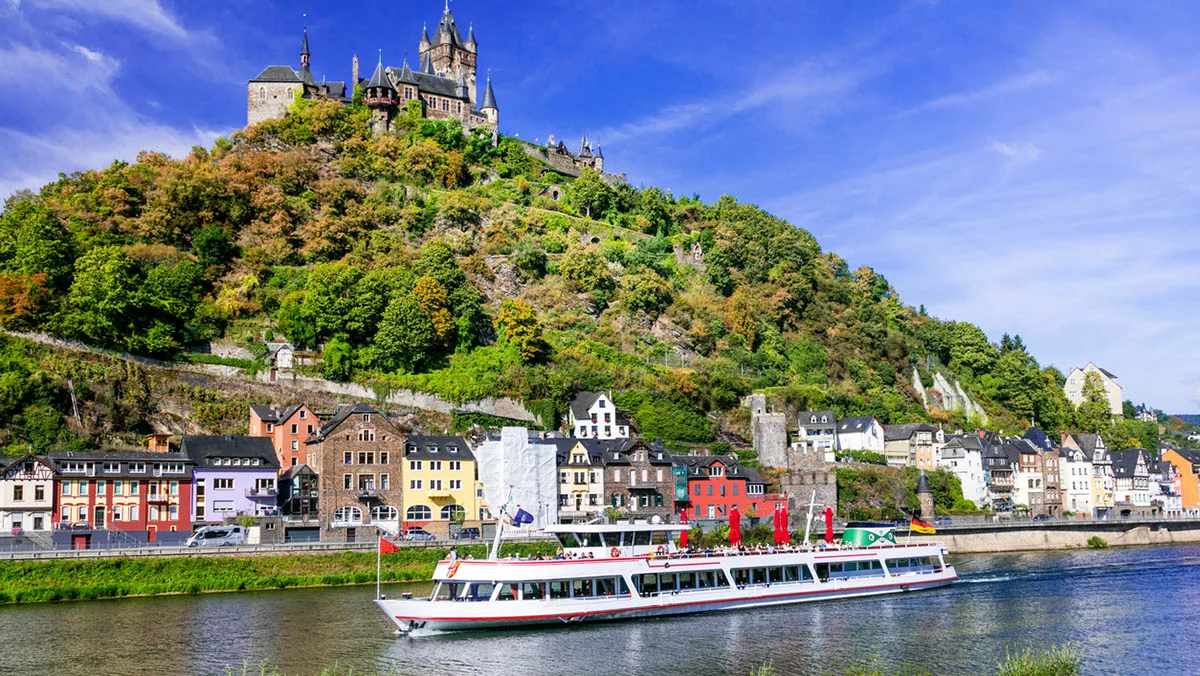 Deutschland Rhein Cochem Flussschiff iStock Freeartist-635671996 Deutschland Rhein Cochem