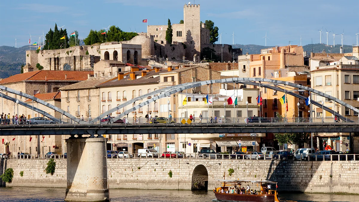 Spanien Katalonien Panoràmica de Tortosa, al costat del riu Ebre, cap al Pont de l’Estat, construït a la fi del segle XIX. © Patronat de Turisme de la Diputació de Tarragona Tortosa
