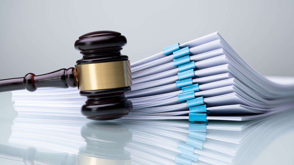 ef659d388777-Gericht-Hammer-Akten-iStock-AndreyPopov-1391809116 Gericht Hammer Akten