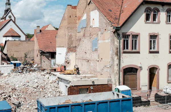 Niefern-Öschelbronn Für die Wohngemeinschaften wurde nur so viel abgerissen wie nötig, das denkmalgeschützte Gasthaus Waldhorn (rechts) bleibt erhalten