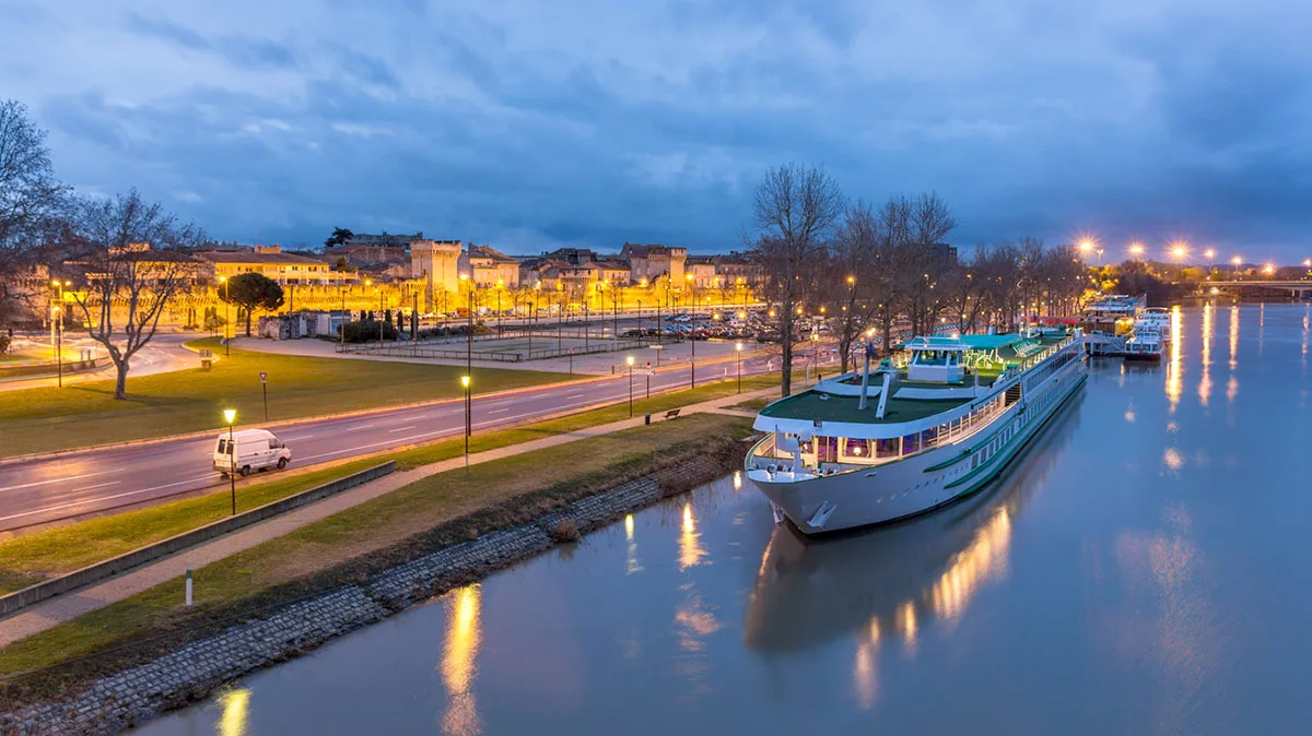 3136f870e840-Frankreich-Avignon-Rhone-Flussschiff-iStock-Leonid-Andronov-467201179 Frankreich Avignon Rhone