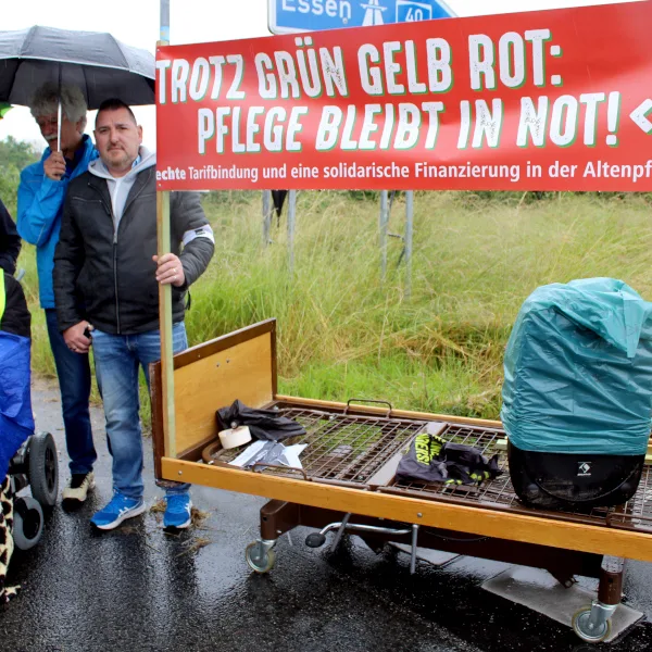 0cb5e3dfa003-AWO-Pflege-Protest-mit-Bett-A40 AWO Pflege-Protest mit Bett A40.JPG