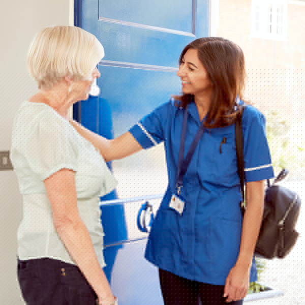 Pflegedienst ambulant Hausbesuch Haustür Frau Pflegekraft iStock monkeybusinessimages.jpg