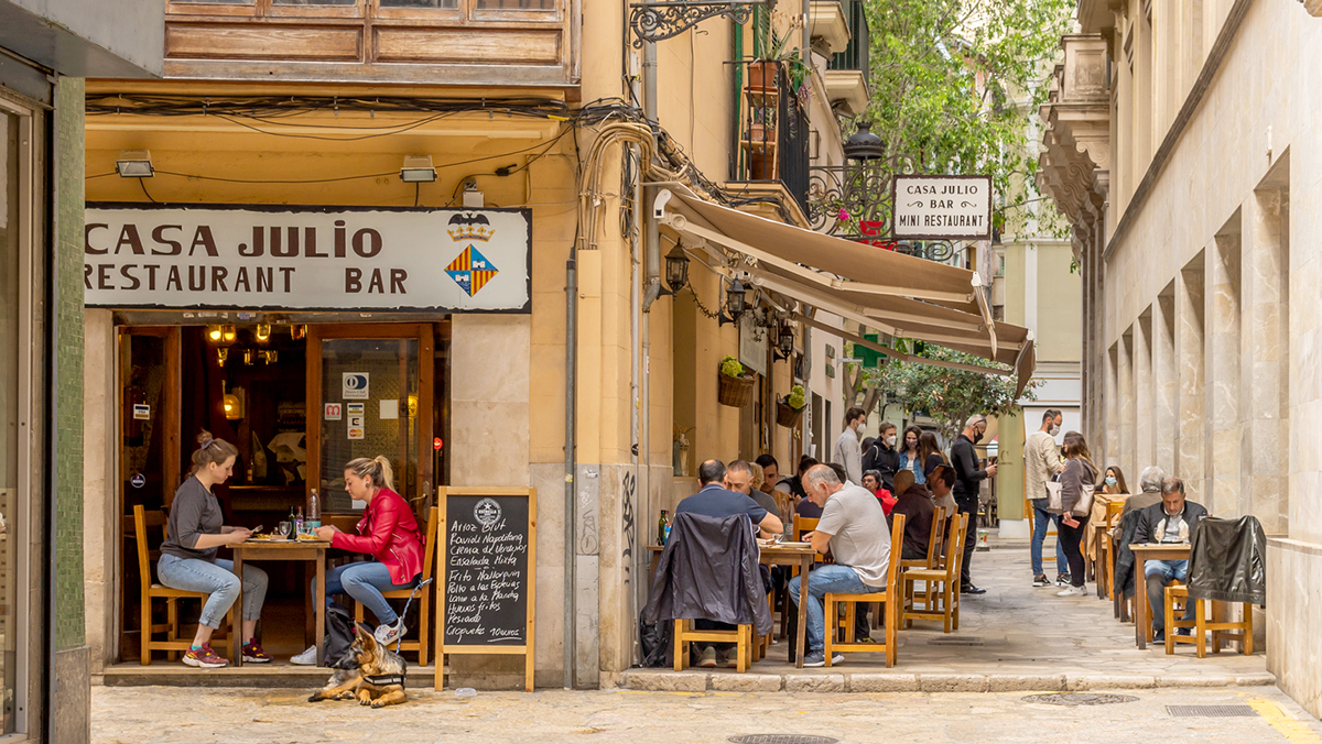 Spanien Mallorca Palma Altstadt Restaurant iStock Neme Jimenez.jpg
