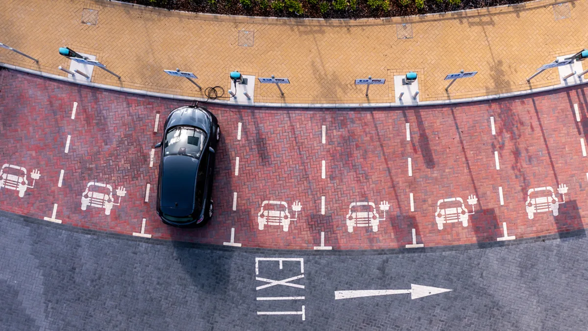 ea2f6c2077d1-Elektroauto-Ladesaeule-Parkplatz-von-oben-iStock-Teamjackson Elektroauto Ladesäule Parkplatz von oben iStock Teamjackson.jpg