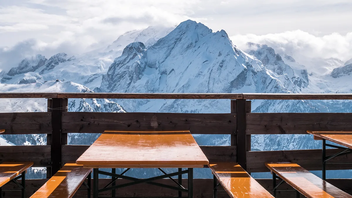 Österreich Berge Restaurant leere Bänke Foto iStock Adam Höglund Österreich Berge Restaurant leere Bänke Foto iStock Adam Höglund.jpg