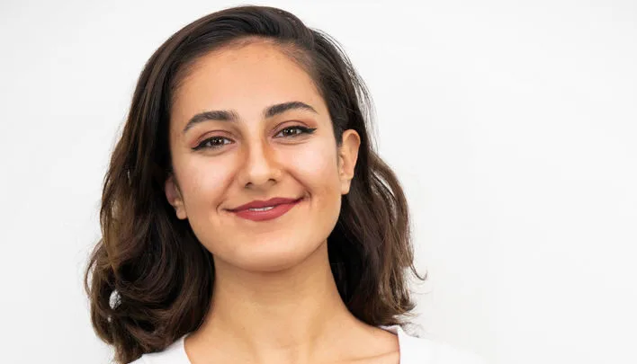 Türkin Frau selbstbewusst selbstsicher zuversichtlich Die meisten positiven Bescheide gab es für Abschlüsse aus der Türkei