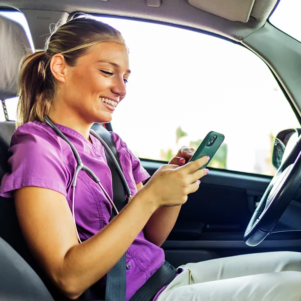 Ambulante Pflegerin im Auto iStock Jelena Stanojkovic.jpg