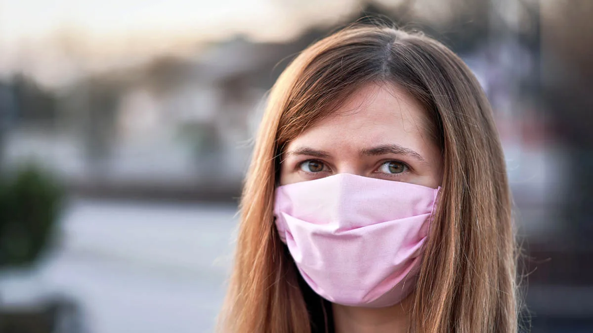 Maske iStock Lubo Ivanko-1215580881 Junge Frau mit Maske