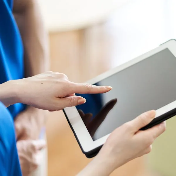 Pflege Pflegekraft Pflegeheim Digitalisierung Tablet Foto iStock kazuma seki