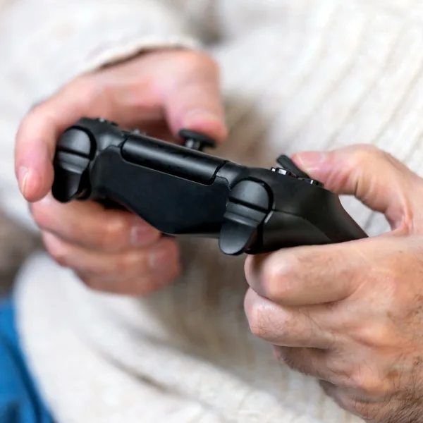 Computerspiel Game Controler alter Mann Hände iStock herraez.jpg