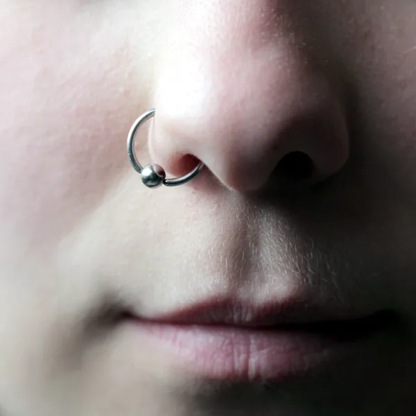 Piercing Nase Nahaufnahme iStock bowie15.jpg