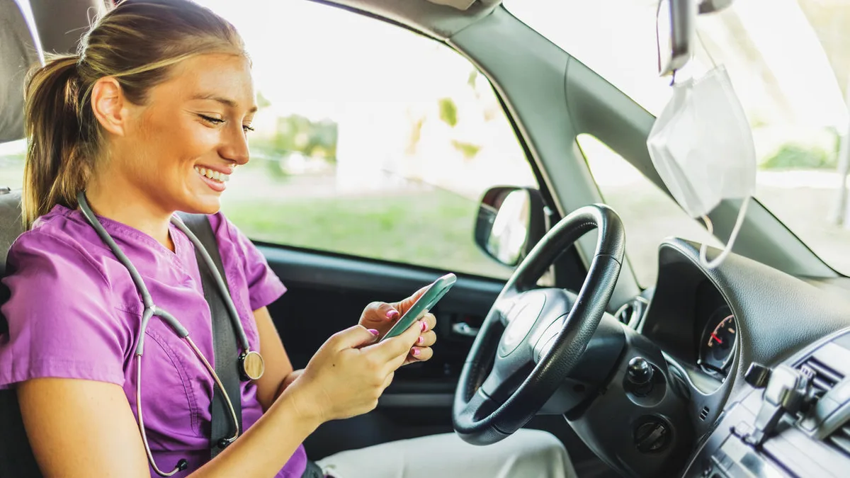 Pflegedienst ambulante Pflege Pflegekraft Smartphone Telefon In ambulanten Diensten steht die Teamkommunikation ganz oben, wenn es um Digitalisierung geht