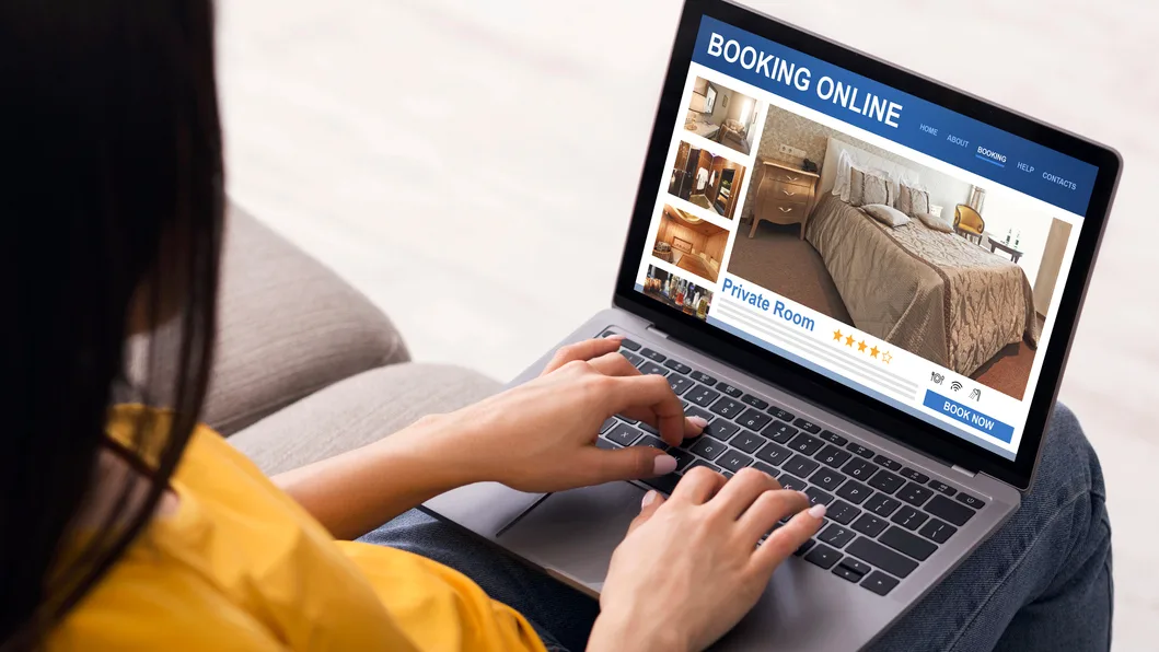0016abc54c34-Online-Buchung-Hotel-Frau-mit-Laptop-Foto-iStock-Prostock-Studio Online-Buchung Hotel Frau mit Laptop Foto iStock Prostock-Studio.jpg