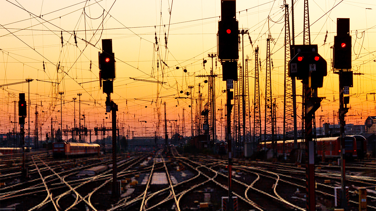 Bahn Gleise Weichen Signale Sonnenuntergang Foto iStock Patrick Poendl Bahn Gleise Weichen Signale Sonnenuntergang Foto iStock Patrick Poendl.jpg