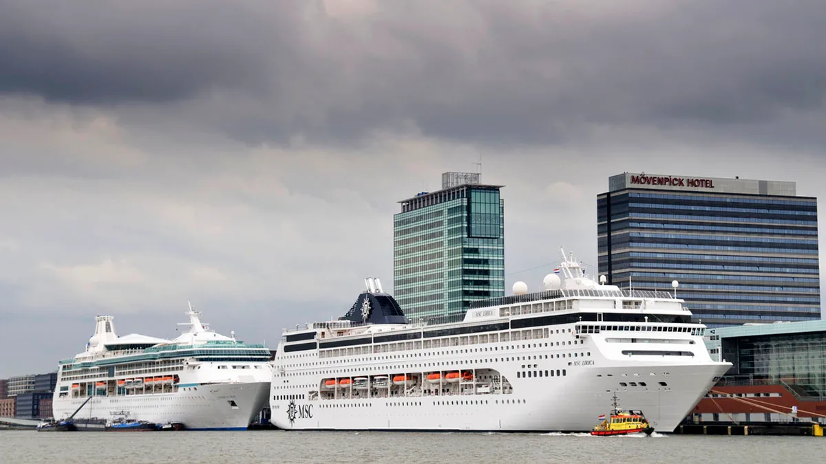 bd58e7a0ade0-Niederlande-Amsterdam-Kreuzfahrtterminal-iStock-Sjo-458604511 Amsterdam