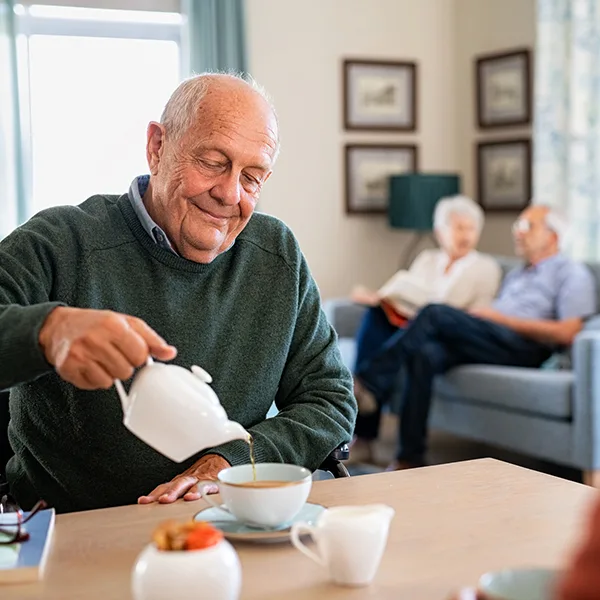 Senioren Tee Wohngruppe iStock Ridofranz.jpg