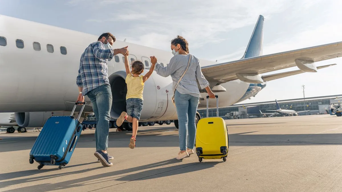 Familie Flugzeug Reise Foto iStock Yaroslav Asthakov Familie Flugzeug Reise Foto iStock Yaroslav Astakhov