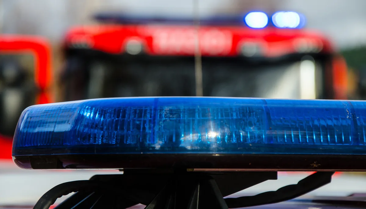 Lights of fire trucks Feuerwehr blaulicht Polizei unfall Im Sauerland ist am Wochenende ein Auto in ein Reisebüro gekracht, der Reiseclub Werdohl ist massiv beschädigt.