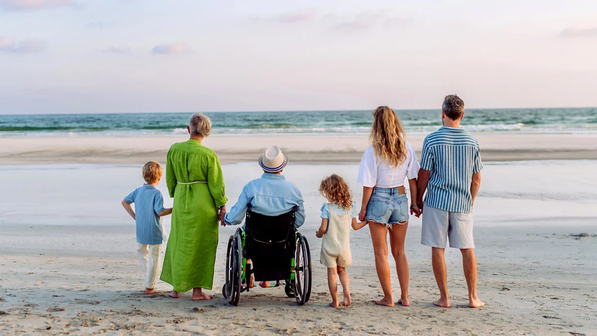 8de4ebdce76b-Menschen-am-Strand-Rollstuhlfahrer-iStock-Halfpoint-1458179120 Rollstuhlfahrer am Strand